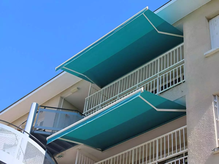 Notre équipe est à votre disposition et saura vous proposer des solutions sur mesure, relatives au choix et à l’installation de stores.